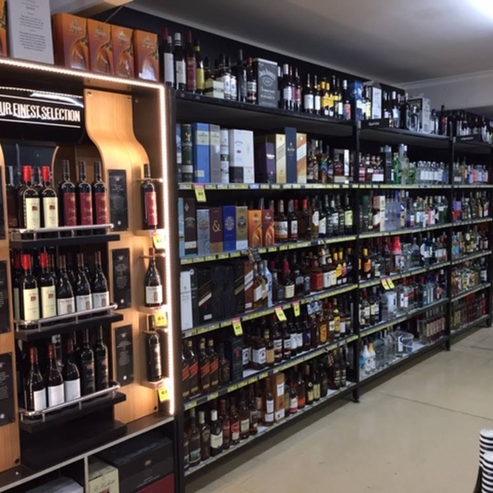 Cowes IGA Plus Liquor is an easy access grocery store offering a full range of groceries and alcohol with good old fashioned customer service, and open 7 days
